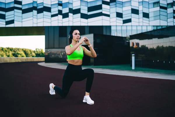 Determined Slim Caucasian Girl Headphones Keeping Perfect Body Shape Training — Stock Photo, Image