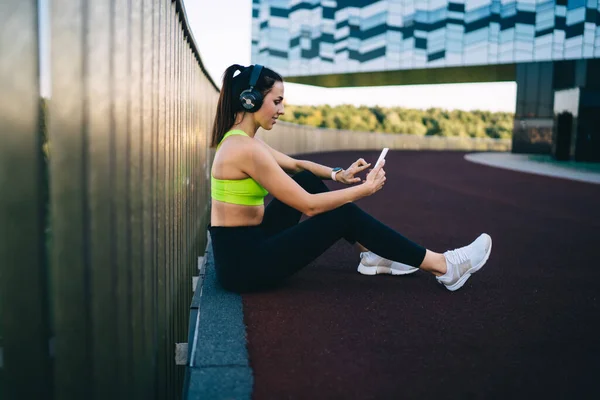 Deportista Caucásica Positiva Auriculares Usando Aplicación Rastreadores Fitness Teléfono Móvil — Foto de Stock