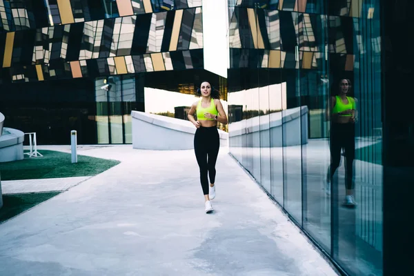 Молода Жінка Спортивних Легінсах Бюстгальтер Бігає Міській Вулиці Виконує Кардіо — стокове фото
