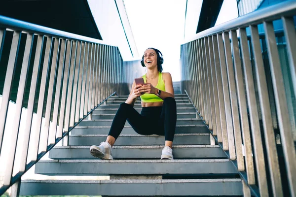 Par Bas Joggeuse Mince Gaie Vêtements Sport Décontractés Baskets Assis — Photo