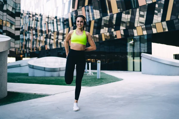 Atleta Sonriente Ropa Deportiva Moda Pie Cerca Construcción Vidrio Urbano — Foto de Stock