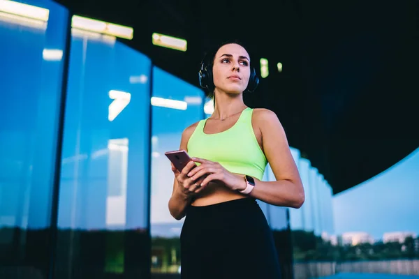 Baixo Ângulo Contemplar Mulher Magra Moda Sportswear Perto Edifício Urbano — Fotografia de Stock