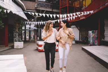 Neşeli Kafkasyalı kadınlar şehri gezmek için arkadaşça sosyalleşmenin keyfini çıkarıyorlar, genç ve heyecanlı bayan arkadaşlar birlikte turistik tatillerden memnun kalıyorlar, şehirdeki sokakları keşfetmek için.