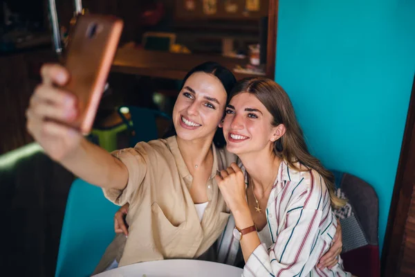 Fröhliche Kaukasische Freunde Die Beim Klicken Von Selfie Bildern Smartphone — Stockfoto