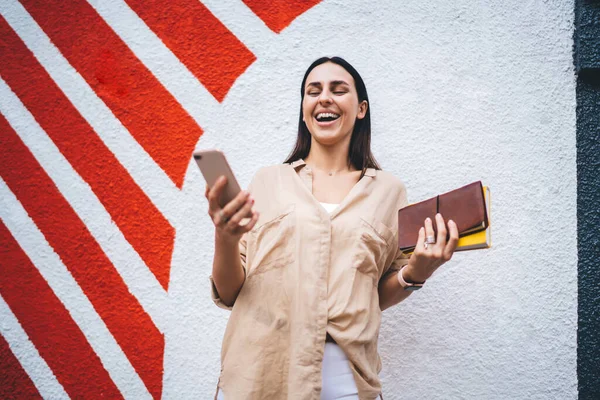 Emocionada Mujer Con Atuendo Casual Sosteniendo Bloc Notas Navegando Por —  Fotos de Stock