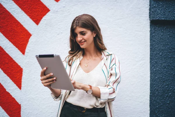 Glad Vit Bloggare Installera Gadget Ansökan För Online Meddelanden Offline — Stockfoto