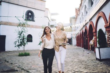 Neşeli Kafkasyalı kadınlar şehri gezmek için arkadaşça sosyalleşmenin keyfini çıkarıyorlar, genç ve heyecanlı bayan arkadaşlar birlikte turistik tatillerden memnun kalıyorlar, şehirdeki sokakları keşfetmek için.