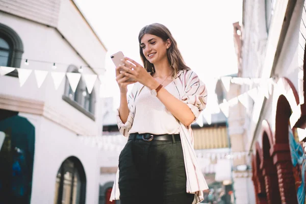 Usmívající Žena Zprávy Městské Urbanity Pomocí Smartphone Zařízení Bezdrátové Připojení — Stock fotografie