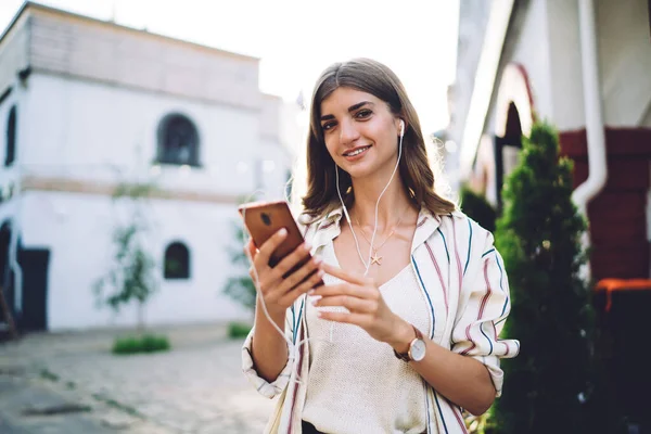 Joven Mujer Positiva Ropa Moda Usando Teléfono Móvil Mientras Escucha —  Fotos de Stock