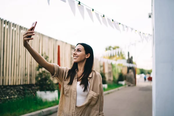 Positivo Giovane Signora Bruna Camicia Estiva Casual Con Smartphone Scattare — Foto Stock