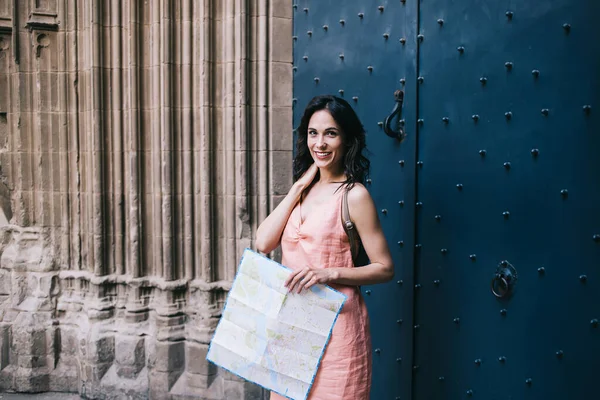 Agradable Turista Femenina Con Mapa Ciudad Sonriendo Para Cámara Tocando — Foto de Stock