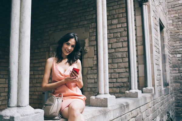 Elegante Mujer Morena Sonriendo Sentada Piedra Antigua Pared Del Antiguo — Foto de Stock