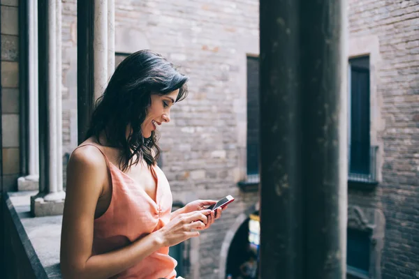 Vista Lateral Encantadora Mujer Surfeando Teléfono Móvil Con Sonrisa Tranquila — Foto de Stock