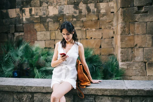 Bruna Giovane Donna Vestita Abito Corto Bianco Senza Maniche Guardare — Foto Stock