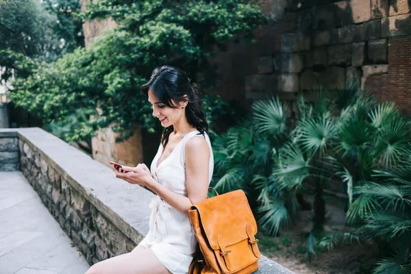 Alegre Hembra Alegre Con Mensajes Pelo Largo Oscuro Teléfono Móvil — Foto de Stock