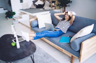 Kafkasyalı kız öğrenci sınav hazırlıklarından dolayı hayal kırıklığına uğramış. Laptop kullanıyor ve evde kablosuz bağlantı kuruyor. Duygusal kadın işiyle ilgili sorunları var.