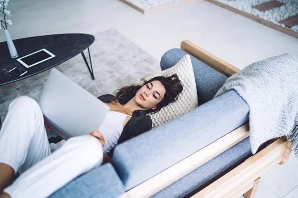 Mulher Caucasiana Jovem Usando Computador Portátil Relaxante Sofá Moderno Apartamento — Fotografia de Stock