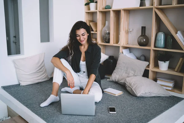 Alegre Morena Hipster Girl Millennial Disfrutando Película Tiempo Libre Ordenador —  Fotos de Stock