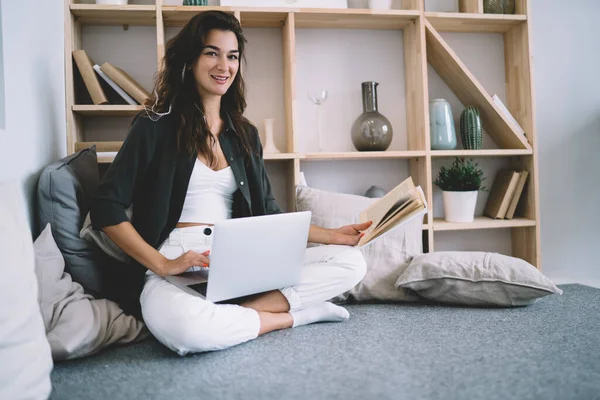 Retrato Mujer Alegre Caucásica Disfrutando Aprender Curso Línea Sentado Apartamento —  Fotos de Stock