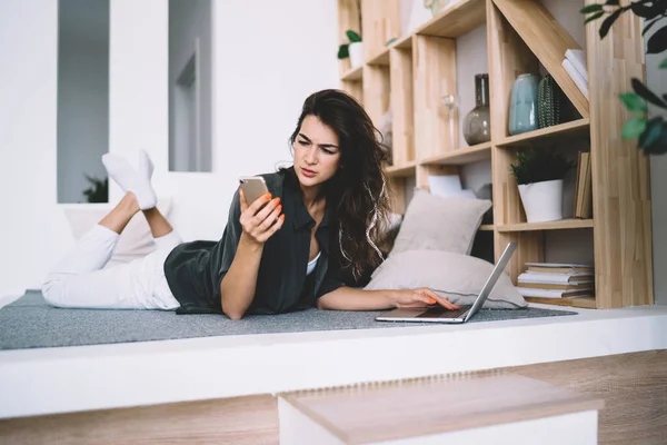 Jovem Caucasiano Feminino Verificando Notificação Tablet Enquanto Trabalhava Freelance Usando — Fotografia de Stock