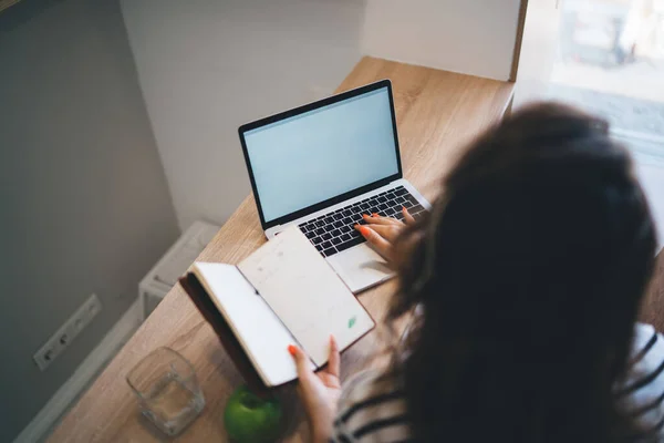 Bovenaanzicht Van Kaukasische Vrouw Zitten Aan Tafel Buurt Van Laptop — Stockfoto