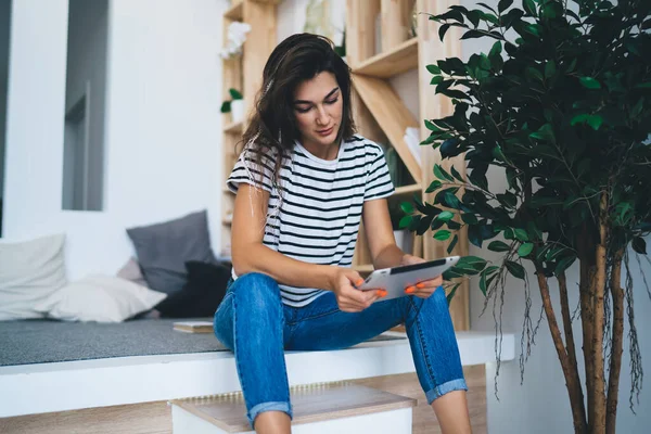 Mujer Caucásica Pensativa Usando Tableta Digital Para Leer Libro Línea —  Fotos de Stock