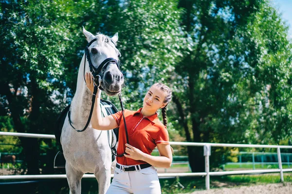 Porträt Einer Professionellen Jockeyspielerin Die Neben Einem Pferd Steht Das — Stockfoto