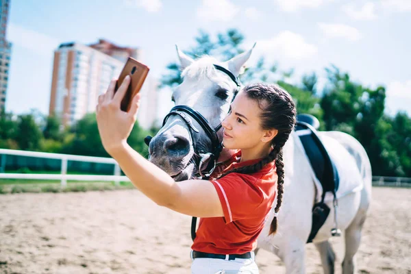Zijaanzicht Van Jonge Vrouwelijke Ruiter Die Selfie Mobiele Telefoon Tijdens — Stockfoto