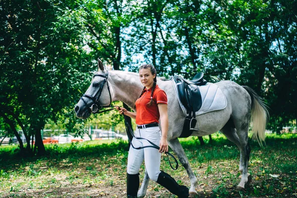 Seitenansicht Einer Jockeyspielerin Freizeitkleidung Und Hohen Stiefeln Die Schimmel Zügel — Stockfoto