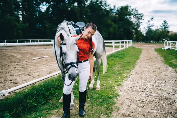 Vrouwelijke Ruiter Rood Shirt Zwarte Laarzen Met Wit Paard Buurt — Stockfoto