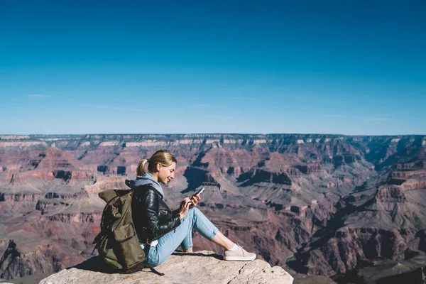 Blogueiro Viagens Feminino Caucasiano Sorridente Com Mochila Usando Conexão Telefone — Fotografia de Stock