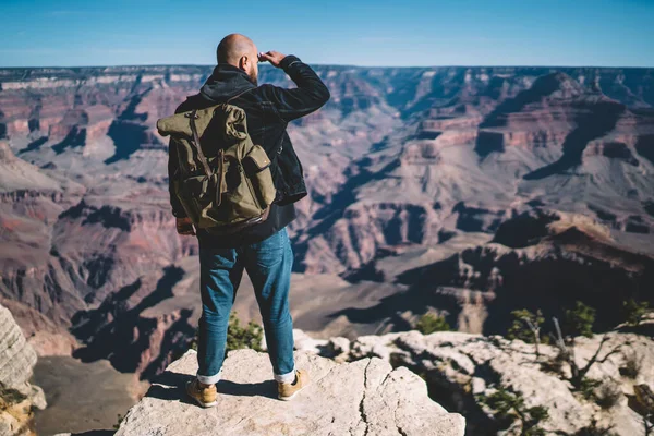 Vista Posterior Senderista Masculino Con Mochila Pie Roca Alta Mirando — Foto de Stock