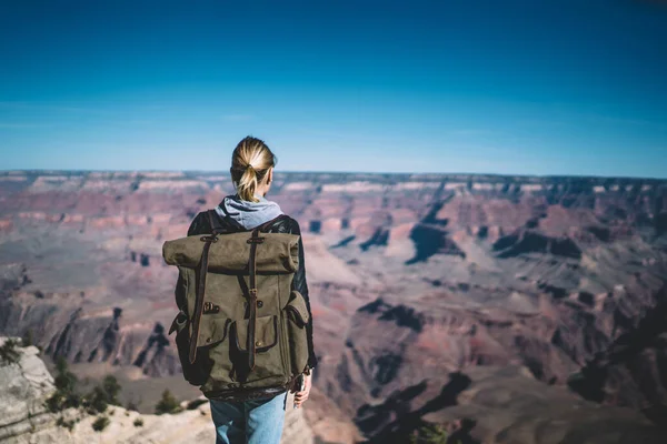 Vista Trasera Una Viajera Con Mochila Explorando Montañas Tour Escapada — Foto de Stock