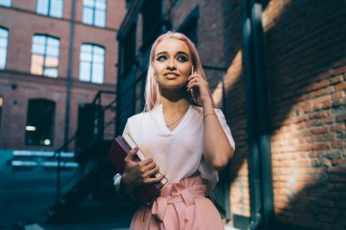 Eğitimli Z Nesli ders kitaplarıyla Sunny Caddesi 'nde durup üniversite arkadaşını aramak ve bilgi işlemini tartışmak için cep telefonu başvurusunu kullanarak cep telefonu uygulaması üzerinden bin yıllık telefon görüşmeleri yapmak.