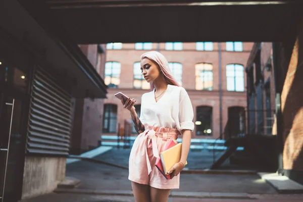 Adolescente Caucasiano Com Cabelo Rosa Usando Dispositivo Celular Para Escrever — Fotografia de Stock