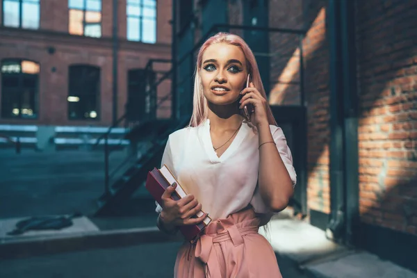 Charming Generation Con Libri Testo Didattici Piedi Sulla Strada Soleggiata — Foto Stock