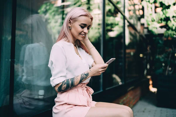 Blogueira Cabelos Cor Rosa Que Gosta Mensagens Celular Durante Tempo — Fotografia de Stock