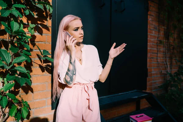 Caucasiano Tatuado Hipster Menina Com Cabelo Rosa Colorido Intrigado Com — Fotografia de Stock