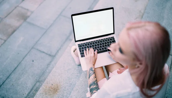 Femeie Neclară Profesionist Mână Tatuată Care Deține Laptop Mockup Zona — Fotografie, imagine de stoc