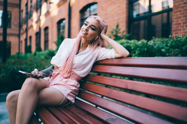 Beztroska Nastolatka Płci Żeńskiej Kolorowymi Różowymi Włosami Przy Użyciu Aplikacji — Zdjęcie stockowe