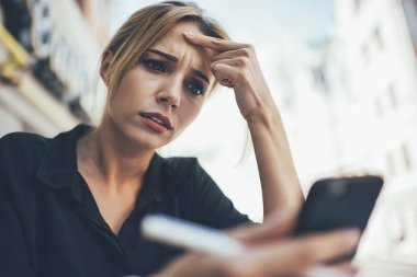 Mutsuz kadın hesap bakiyesi hakkında bilgilerle e-posta alıyor bankacılık operasyonunda kafası karışmış, kadın internet sitesi modern akıllı telefon aygıtında gösterilen haberlerle karıştırılıyor