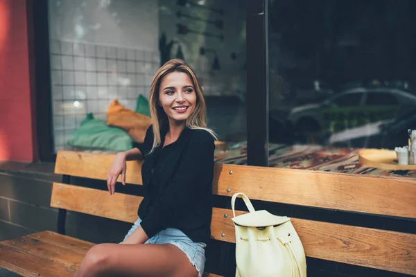 Kaukázusi Vidám Hipszter Lány Tökéletes Szőke Haj Pihenés Padon Városban — Stock Fotó