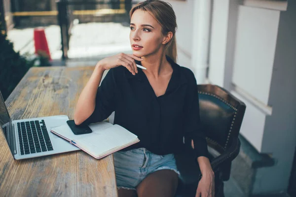 Pensativo Freelancer Mujer Reflexivo Mirando Hacia Otro Lado Mientras Que —  Fotos de Stock