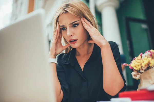 Puzzled Female Freelancer Shocked Received Online Trouble Modern Laptop Computer — Stock Photo, Image