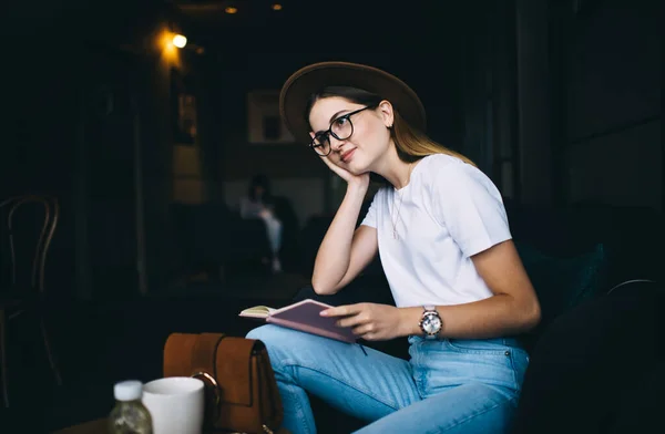 Seitenansicht Einer Positiv Gestylten Studentin Mit Trendigem Hut Und Brille — Stockfoto