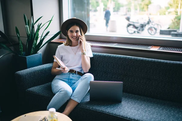 Freelancer Feminino Alegre Roupas Elegantes Chapéu Moda Relaxante Sofá Moderno — Fotografia de Stock