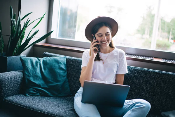 Élégant Freelance Féminin Joyeux Tenue Tendance Assis Sur Canapé Dans — Photo