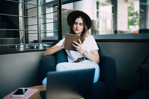 Slimme Vrouwelijke Student Die Technologie Gebruikt Leren Onderzoek Doen Tijdens — Stockfoto