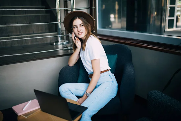 Ocupada Freelancer Femenina Traje Elegante Sombrero Moda Sentada Sillón Acogedor — Foto de Stock