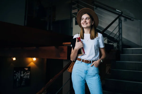 Retrato Metade Comprimento Sorrir Bela Garota Hipster Vestida Com Roupa — Fotografia de Stock